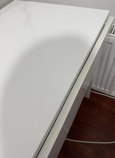 Mebel: Dördbucaq masa, Stulsuz, Polkalı, Siyirməli, Parlaq laminat — 4