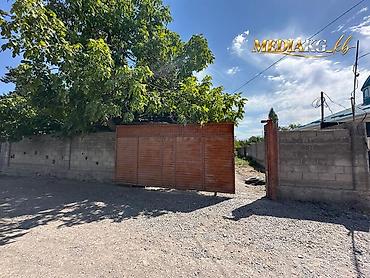 дом шалта: Продаётся 4-комнатный частный дом в г. Кара-Балта, ул. Суворова, рядом — 2