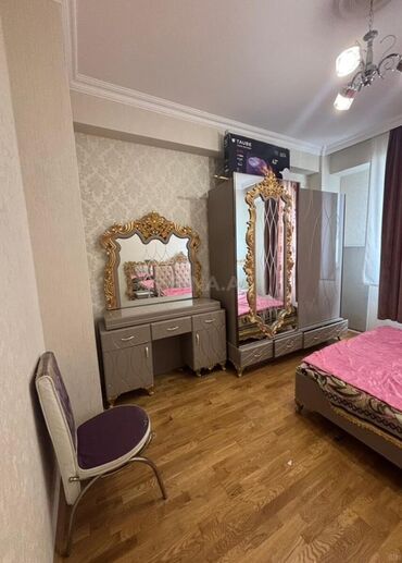 Uzunmüddətli kirayə mənzillər: XIRDALAN — KRISTAL ABŞERON 1 - Geniş qonaq otağı: kristal çilçıraq — 10