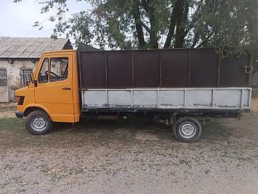sprinter 315: Грузовой фургон Mercedes‑Benz (кабина оранжевая) с бортовой платформой — 2
