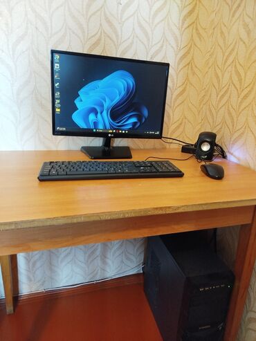 blok: Monitor 19'-20'
Intel core i5
GPU Intel
128 SSD + 500 HDD
8GB ram