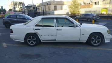 на мерс 124: Белый седан Mercedes-Benz E-Class W124 с четырьмя дверями. Автомобиль