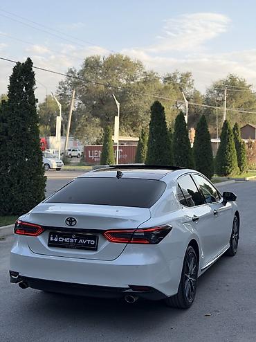 таёта ленкрузер: Toyota Camry: 2023 г., 2.5 л, Автомат, Бензин, Седан — 2