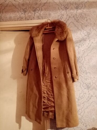 Dəstlər, kostyumlar: Пальто женское 44 раз новое