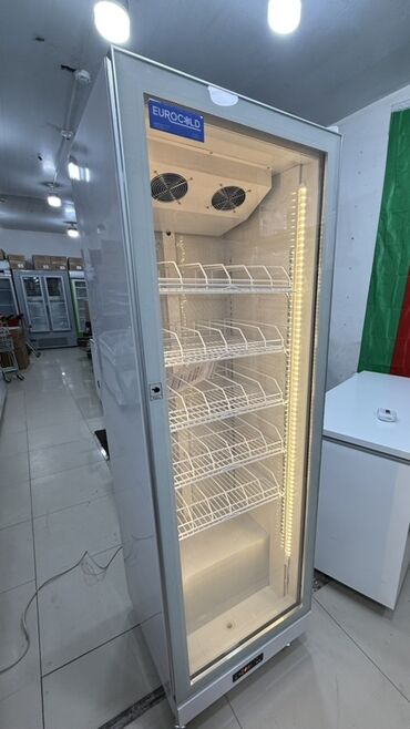 Soyuducu vitrinləri: Eurocold firmasının soyuducu vitrini. İçərisində məhsulları səliqəli
