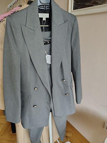 Sakoi: Žensko sivo odelo. Blejzer sa dvorednim kopčanjem - Model — 2