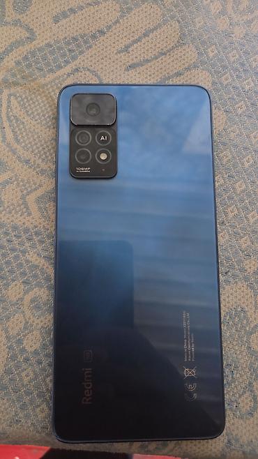 Redmi 5G smartfon - Arxa panel: parlaq mavi rəng, Redmi loqosu və 5G