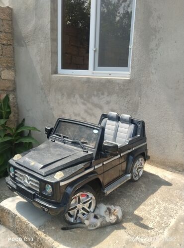 Uşaqlar üçün nəzərdə tutulmuş qara rəngli elektrikli avtomobil