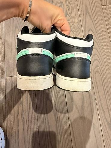 jordan kofta: Nike Air Jordan 1 Mid – qara/ağ rəng sxemi, nane-yaşıl Swoosh və Wings — 5