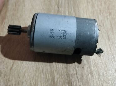 Motor üçün digər detallar: Bu dəstə 12V DC gərginliklə işləyən 3 ədəd RS550 tipli mühərrik
