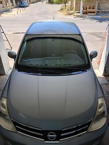 nissan note mini: Nissan Tiida hatchback, gümüşü rəng. - Kuzov: 5 qapılı hatchback — 2
