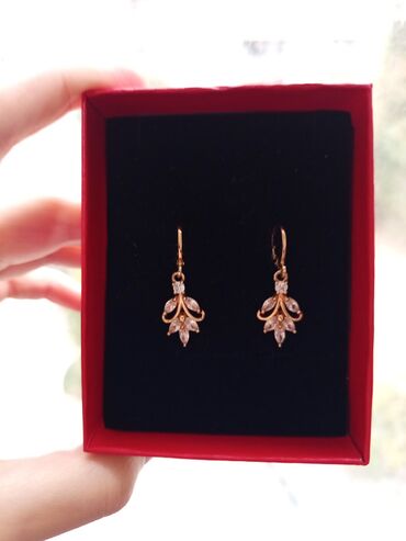 Çantalar: Zərif qadın sırğaları – qızılı rəngdə, zərif asma dizayn. - Material — 8