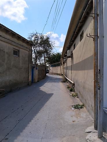berde ev: 🏠 HÖVSAN QƏSƏBƏSİNDƏ HƏYƏT EVİ SATILIR 📍 Yola və avtobus dayanacağına — 2