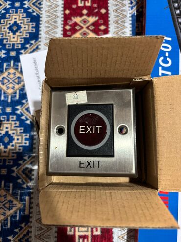 Videomüşahidə: Birinci fotoşəkildə, paslanmayan poladdan hazırlanmış, qırmızı “EXIT”