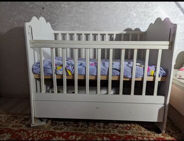 Детские кровати: Детская кровать с матрасом. В хорошем состоянии, нижняя палка с