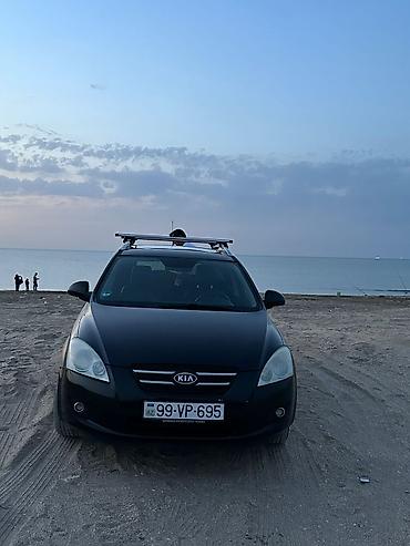 Kia: Kia Cee’d, qara rəng, hetçbek/kombi kuzov. Ön hissədə xrom elementli — 1