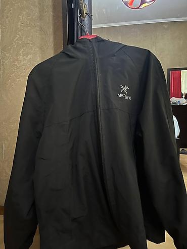 Женская одежда: Лёгкая ветровка Arc’teryx, черного цвета. Основные особенности: - — 2