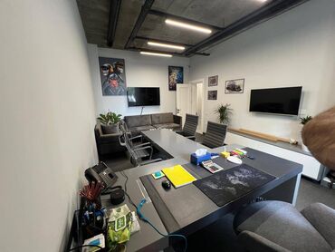 Ofislər: Xətai metrosunun yanında 16 mərtəbəli binanın 2-ci mərtəbəsində 5 otaq — 9