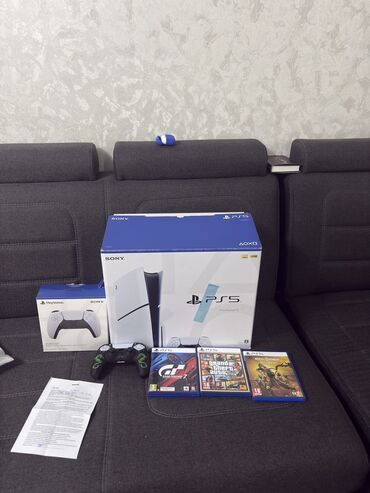 продаю потер 5 8 литров: Ps5 slim 1000gb НОВАЯ Чек есть. Брали 19 сентября. Два джойстика