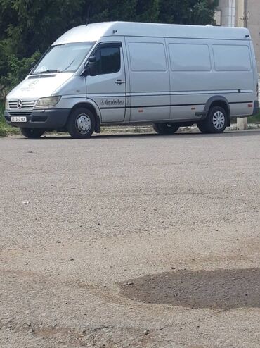 sprinter средний: Грузовой фургон Mercedes-Benz Sprinter серебристого цвета