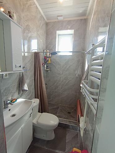 Продажа коттеджей и домов: Продаётся добротный дом в Ак-Ордо 2. Дом жилая 200,м.площадь участка — 9