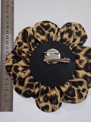 Broşlar: Leopard naxışlı, əl işi olan gül broşları. Paltolara, şərflərə və ya -da lalafo.az — 2 Broşlar: Leopard naxışlı, əl işi olan gül broşları. Paltolara, şərflərə və ya — 2