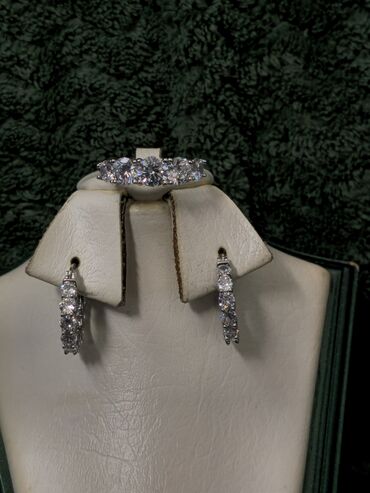 Zərgərlik dəstləri: Dəstə daxildir: Kulon, Boyunbağı, Muncuq, Gümüş, 925 Əyar — 9