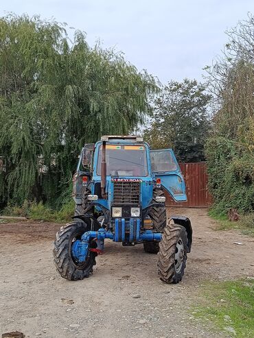 Traktorlar: Mavi rəngli MTZ tipli kənd təsərrüfatı traktoru. Texniki xüsusiyyət — 7