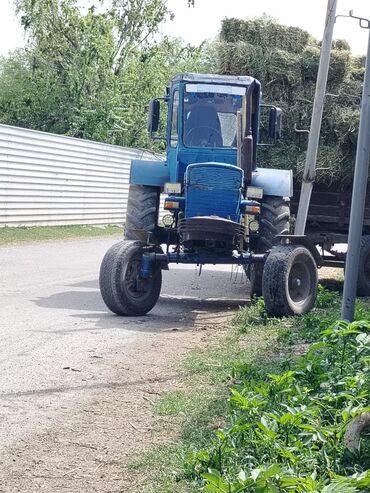 Traktorlar: Mavi rəngli tək kabinəli təkərli kənd təsərrüfatı traktoru - Güclü — 4
