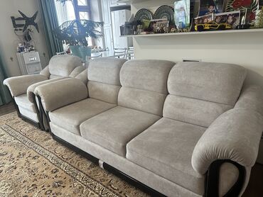 купить кожаный диван бу: Продаю диван и одно кресло. Покупали дороже, имеется фото из дома