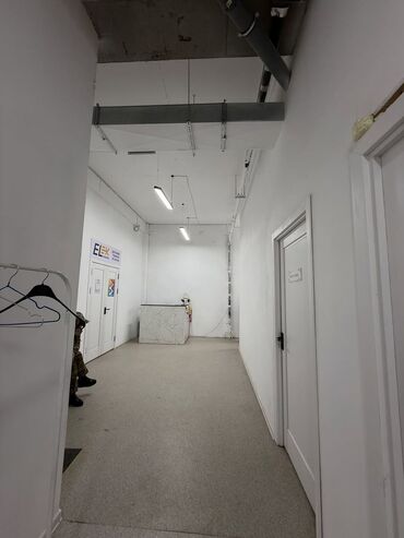 Салоны красоты: Продаю Барбершоп 210 м², 4 комнаты, С ремонтом, Без оборудования, Многоэтажное жилое здание, 1 линия — 4