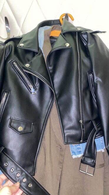 кожаная куртка женская: Кожаная куртка, M