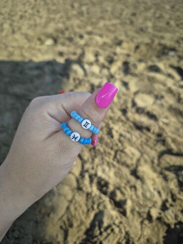 Üzüklər: Muncuqlu üzükler bürclerle cütü 1 manat,sadesi 0,50 qepik.her rengi — 10