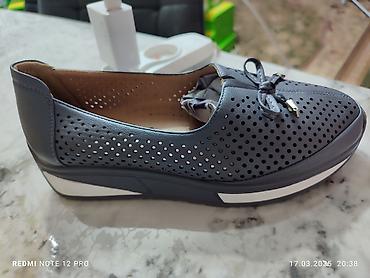 Кроссовки и спортивная обувь: Белые женские кроссовки с перфорацией и шнуровкой. Модель имеет — 6