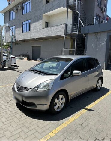 маленькая машина: Honda Fit: 2010 г., 1.5 л, Вариатор, Бензин, Хэтчбэк