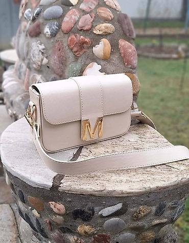 Torbe: Ženska torbica preko ramena sa širokim kaišem i metalnim slovom “M” - — 10