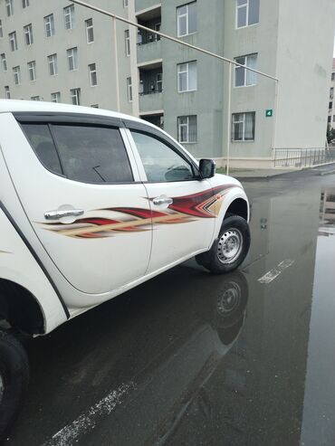 Mitsubishi: Mitsubishi pikap – ikiqat kabinəli, arxa açıq yük bölməsi və — 4
