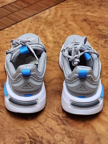 Kişi ayaqqabıları: Adidas kişi qaçış/idman krossovkaları - Rəng: boz üst hissə, qara üç — 3