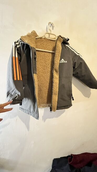 Dəstlər, kostyumlar: Şekildekilerin her biri 10 azn
42-44 ölçüdür
Uşaq kurtkaları 4-5-6 yaş — 5