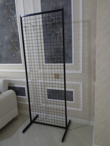 Metal axtaran aparatlar: Metal torlu sərgi/stend paneli - Material: qara rəngli metal çərçivə
