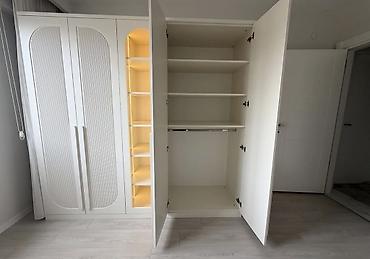 шкаф купе с подсветкой: Ağ rəngli, müasir dizaynlı geniş qarderob dolabı - 4 qapılı — 3