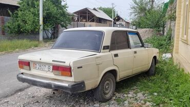 щит прибора: Автомобиль ВАЗ-2107 в бежевом цвете. Этот седан отличается простым и