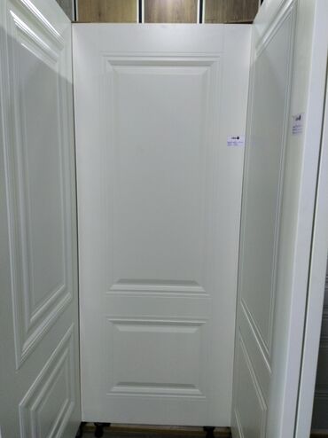Otaq qapıları: Ağ rəngdə olan bu qapı, klassik dizaynı ilə diqqəti cəlb edir