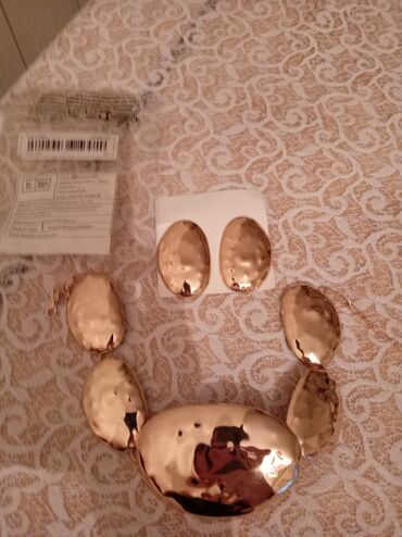 бижутерия из муранского стекла: Qızılı rəngli zərgərlik dəsti - Tərkib: iri oval formalı metal