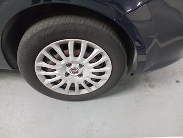 Fiat: Unutrašnjost automobila Fiat hečbek, sa tamnom unutrašnjošću i — 13