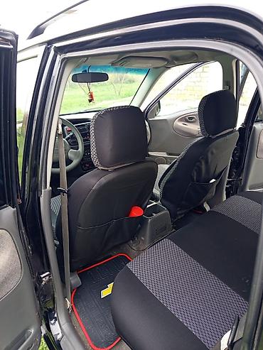 Digər avtomobillər: === PART 1: TEXTUAL DESCRIPTION === Qara rəngdə Chevrolet Tracker SUV — 6