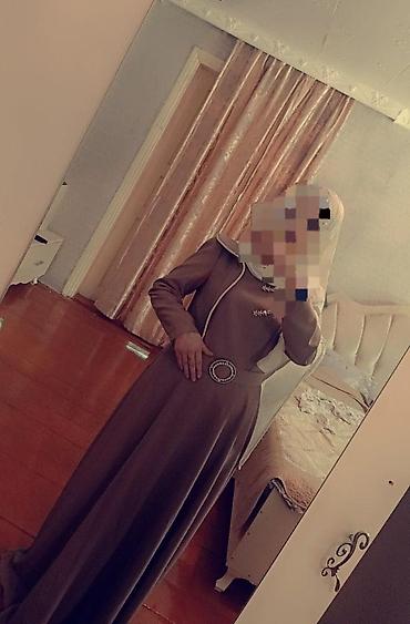 plaş modelleri 2022: Zərif dizaynlı uzun qadın donu - Rəng: tünd bej/boz ton - Kəsim: tam — 1