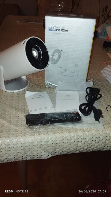 Veb-kameralar: Mini led projektor komputere telefona plansete qosulur rahat sekilde