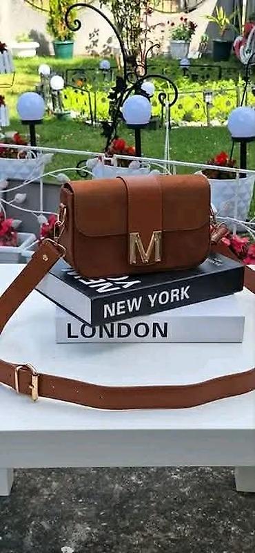 torbe slike: Mini crossbody torba sa slovom “M” na kopči. - Dizajn: pravougaona — 1