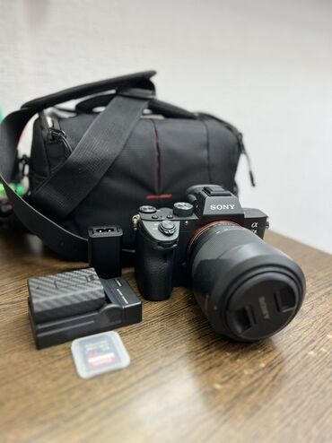 малинкий камера: Беззеркальная полнокадровая камера Sony Alpha A7 III, оснащенная
